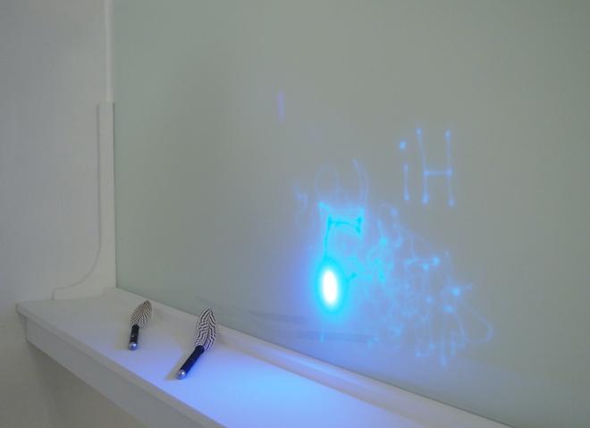 紫外线笔玻璃投影在墙上