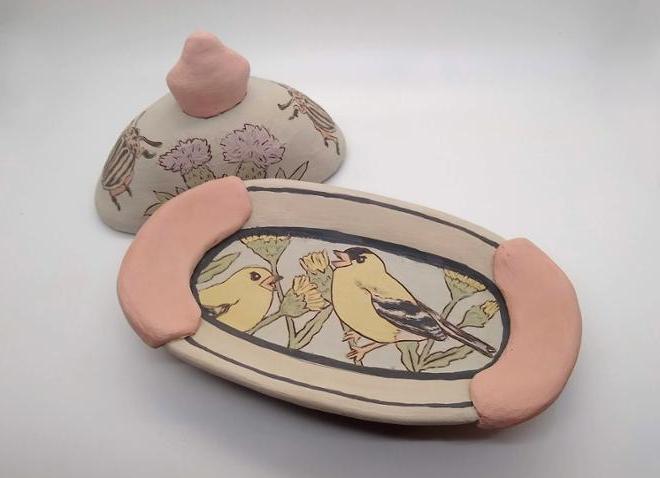 陶瓷盖黄油盘，绘有鸟和花.