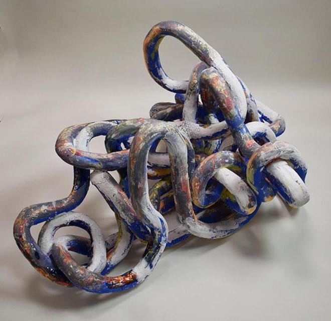 一种抽象的陶瓷形式，由藤状的形状相互连接而成. 