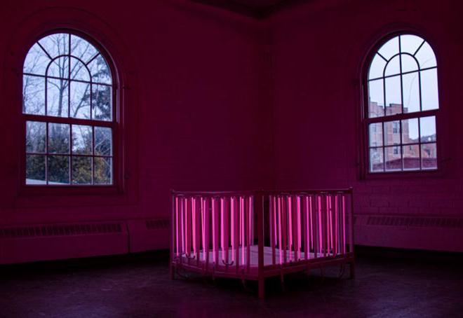 粉色霓虹婴儿床般的雕塑.