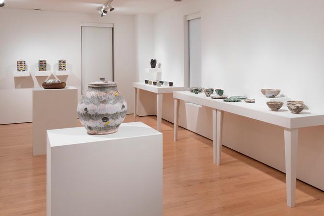 画廊空间的另一边陈列着各种各样的陶器